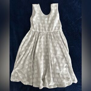 Alice + Ames grey swing dress with dot like design tank sleeves. Size 6.